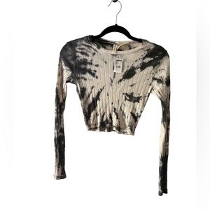 New with tags cropped tie dye long sleeve t-shirt.